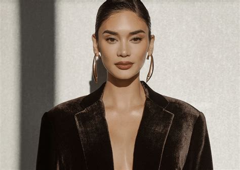 Pia Wurtzbach breaks silence about boob jobs, being naturally。